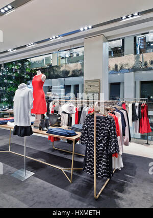 Fashion Boutique im "Tsvetnoy" Shopping-Mall in Moskau Stockfoto