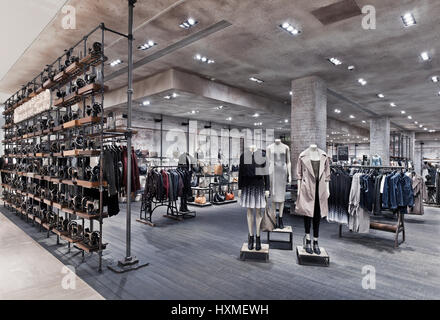 Fashion Boutique im "Tsvetnoy" Shopping-Mall in Moskau Stockfoto