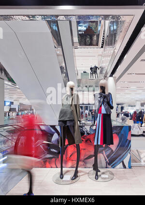 Innenraum des Luxus-Shopping-Mall "Tsvetnoy" in Moskau-Zentrum Stockfoto