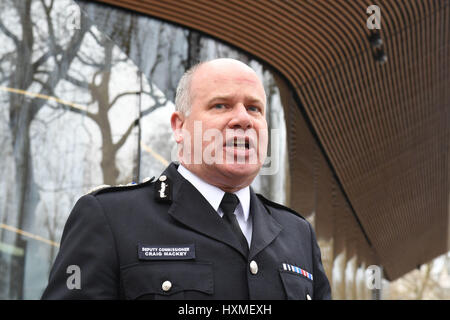 Schauspielerei Metropolitan Police Commissioner Craig Mackey nach führte er eine Minuten Stille außerhalb New Scotland Yard in London, genau eine Woche seit der Westminster-Terror-Anschlag legen. Stockfoto