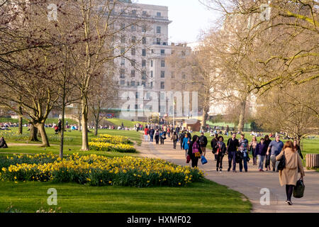 An einem warmen, sonnigen Tag im März sind Menschen in St James Square in London genießen die Sonne Stockfoto