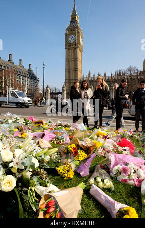 Westminster, London, UK. 27. März 2017. Junge Menschen betrachten die floral Tribute in Parliament Square im Terror getöteten erinnern links Stockfoto