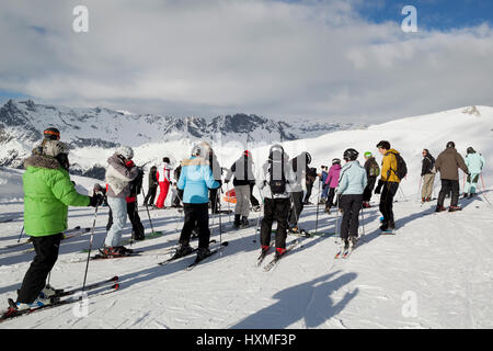 Skifahrer im Domaine de Balme Skiort Le Tour außerhalb von Chamonix-Mont-Blanc. Stockfoto