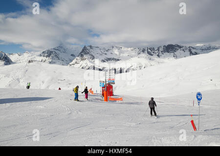 Skifahrer im Domaine de Balme Skiort Le Tour außerhalb von Chamonix-Mont-Blanc. Stockfoto