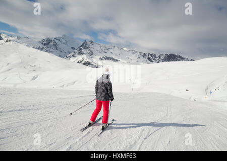 Ein Skifahrer im Domaine de Balme Ski Resort in Le Tour außerhalb von Chamonix-Mont-Blanc. Stockfoto