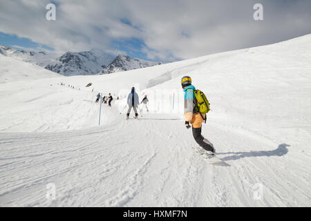 Skifahrer und Snowboarder in Domaine de Balme-Skigebiet in Le Tour außerhalb von Chamonix-Mont-Blanc. Stockfoto