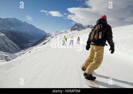 Skifahrer und Snowboarder in Domaine de Balme-Skigebiet in Le Tour außerhalb von Chamonix-Mont-Blanc. Stockfoto