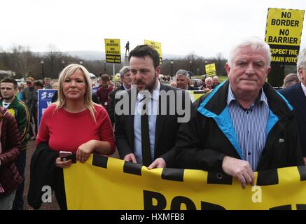 Sinn Féin Führer in Nordirland Michelle O'Neill und SDLP Führer Colum Eastwood (Mitte) beteiligen sich an einer Anti-Austritt-Protest vor Stormont in Belfast, als Premierminister Theresa May Auslöser Artikel 50, starten des Prozesses, die Großbritannien sehen die EU verlassen. Bild Datum: Mittwoch, 29. März 2017. Finden Sie unter PA Geschichte Politik Austritt Ulster. Bildnachweis sollte lauten: Brian Lawless/PA Wire Stockfoto