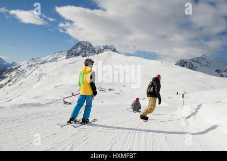 Skifahrer und Snowboarder in Domaine de Balme-Skigebiet in Le Tour außerhalb von Chamonix-Mont-Blanc. Stockfoto