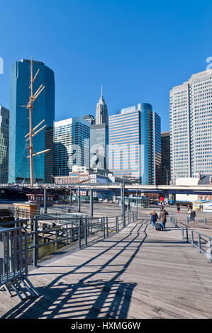 New York City, USA - 18. November 2011: Die Menschen gehen in Landmark Seehafen befindet sich neben der Wall Street und Finanzplatz an einem sonnigen Tag im November 18 Stockfoto