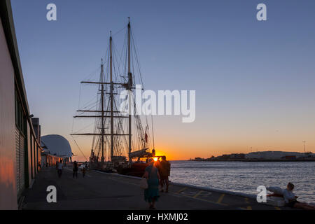 Fremantle Westaustralien, Leeuwin Ocean Adventure Stiftung Großsegler vertäut neben in der Abenddämmerung. Stockfoto