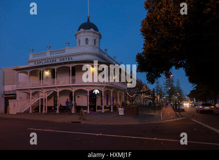 Fremantle Westaustralien, Esplanade Hotel Haupteingang im Laufe des Abends. Stockfoto