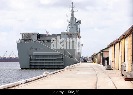 Fremantle, Western Australia, HMAS Adelaide, Hubschrauberträger / Amphibious Assault Ship, eine Schiff der Canberra-Klasse neben festgemacht. Stockfoto