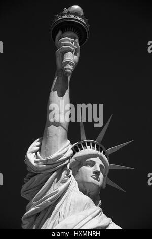 Freiheitsstatue, schwarz und weiß mit schwarzen Himmel in New York Stockfoto