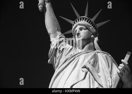 Freiheitsstatue, schwarz und weiß mit schwarzen Himmel in New York Stockfoto