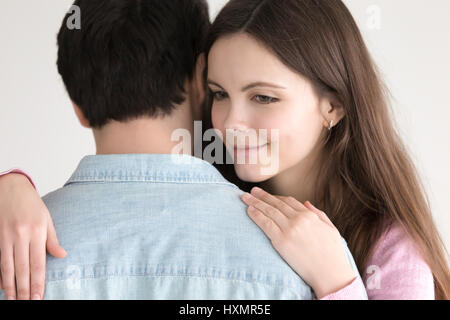 Junge Dame umarmen Kerl, gerne schöne Mädchen umarmt ihre boyfr Stockfoto