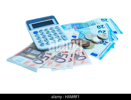 Finanzen und Wirtschaftswissenschaften Konzept. Taschenrechner mit Eurobanknoten und Münzen, die isoliert auf weiss Stockfoto