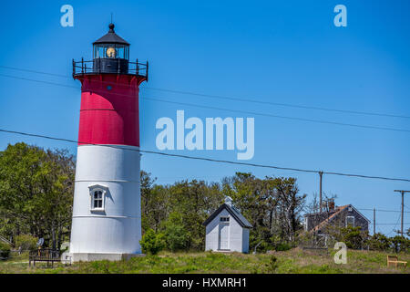 Nauset Licht, offiziell Nauset Strand befindet sich ein Leuchtturm in Eastham, Massachusetts. Es ist eine gusseiserne Platte Schale mit Ziegeln ausgekleidet und 48ft steht Stockfoto