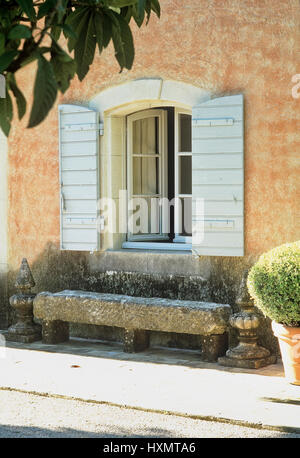 Weiß gestrichenen Fensterläden im Außenbereich der Villa Stockfoto