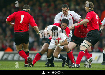 JASON ROBINSON & GAVIN THOMAS WALES V ENGLAND sechs Nationen MILLENNIUM Stadion CARDIFF WALES 22. Februar 2003 Stockfoto