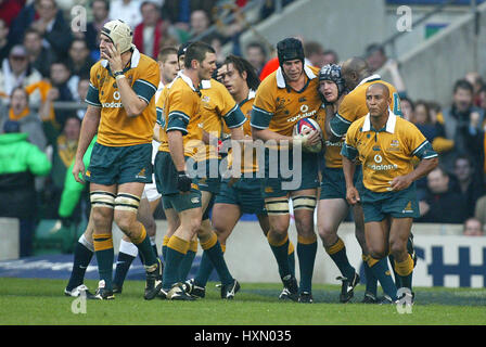 ELTON FLATLEY & TEAM MATES ENGLAND V Australien TWICKENHAM LONDON ENGLAND 16. November 2002 Stockfoto