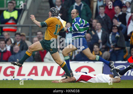 ELTON FLATLEY JASON ROBINSON ENGLAND V Australien TWICKENHAM LONDON ENGLAND 16. November 2002 Stockfoto