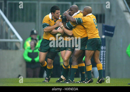 ELTON FLATLEY & TEAM MATES ENGLAND V Australien TWICKENHAM LONDON ENGLAND 16. November 2002 Stockfoto