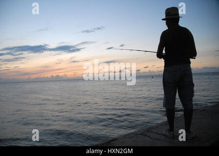 Männer Fischen entlang des Malecon in Havanna, Kuba. Stockfoto