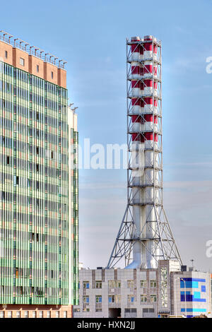 St. Petersburg, Russland - 6. Juli 2015: Fernwärme Pflanze Schornstein, modulare Kesselhaus Stockfoto