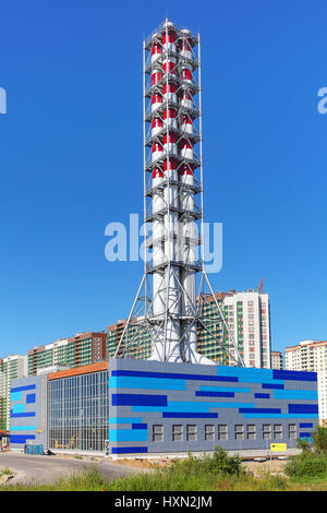 St. Petersburg, Russland - 6. Juli 2015: Moderne Gas-Kesselhaus in einem Wohngebiet der Stadt, Fernwärme Pflanze Schornstein Stockfoto