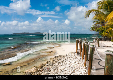 Karibik-Ansicht: Korallen Kieselsteine, Strand, Mayreau und karibischen Ozean: Palm Island, St. Vincent und die Grenadinen. Stockfoto