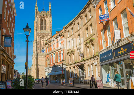 Derby City UK, Blick auf die Haupteinkaufsstraße in Derby namens Iron Gate im Zentrum der Stadt Derbyshire, Großbritannien Stockfoto