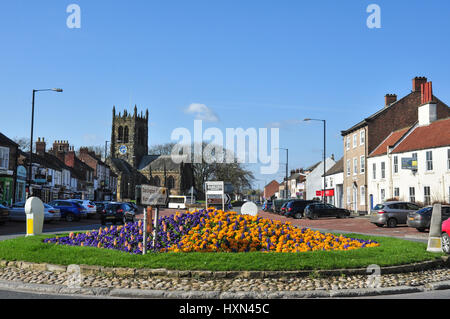 Stadtzentrum Kreuzung mit All Saints Church in den Hintergrund, Northallerton, North Yorkshire, England, UK Stockfoto