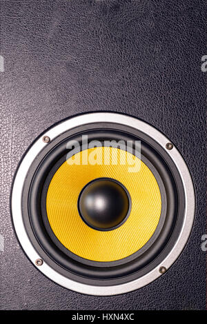 Details der Lautsprecher Tieftöner, farbiges gelb Stockfoto