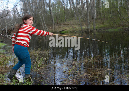 Lipovec Dorf, Twer, Russland - 6. Mai 2006: ländliche heranwachsenden Mädchen Tanya Shchegoleva 11 Jahre alt in Gummistiefeln, Angeln in einem kleinen Rive beschlagen Stockfoto