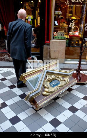 AJAXNETPHOTO. PARIS, FRANKREICH. -PUTZ - EINEN MANN SCHAUFENSTERBUMMEL IN DER STADT DER ARKADEN MIT EINEM WAGEN BELADEN MIT EINEM STÜCK MASONERY PUTZ BEDECKT.  FOTO: JONATHAN EASTLAND/AJAX REF: FX112703 5269 Stockfoto