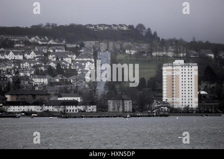 AJAXNETPHOTO. GOUROCK, SCHOTTLAND. BLICK AUF TEIL DER STADT, VON DER MÜNDUNG DES FLUSSES CLYDE GESEHEN. LARKFIELD ROAD BEFINDET SICH IM ZENTRUM DES BILDES. FOTO: JONATHAN EASTLAND/AJAX REF: D122902 1793 Stockfoto