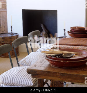Essbereich mit gestreiften Kissen. Stockfoto