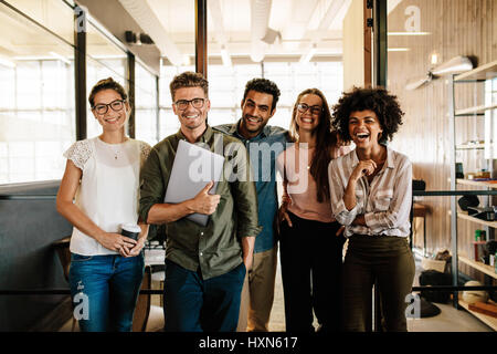 Portrait über kreative Business-Team zusammenstehen und lachen. Gemischtrassig Geschäftsleute beim Start zusammen. Stockfoto