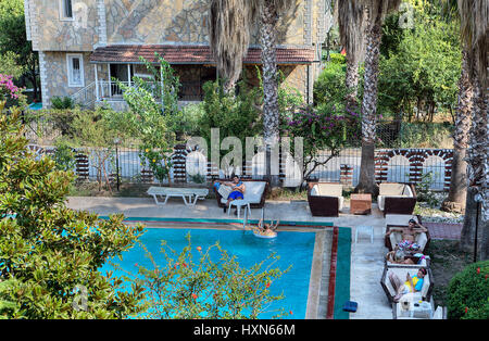 Camyuva, Kemer, Antalya, Türkei - 29 august 2014: ein kleines Hotel, entspannen an der frischen Luft, in der Nähe eines Swimmingpools. Stockfoto