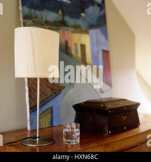 Moderne Lampe und Malerei auf Tisch. Stockfoto