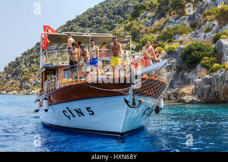 Antalya, Türkei - 28 august 2014: Boot von Touristen am Mittelmeer in der Nähe von Insel Kekova, Demre von Antalya. Stockfoto