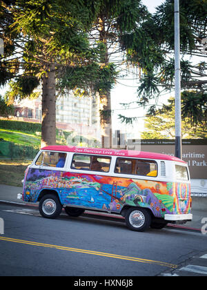 Ein San Francisco Liebe Touren VW-Bus (1972-VW-Bus, gemalt von Madison Tomsic, namens "Frieden, Liebe, Freiheit & Abenteuer). Stockfoto