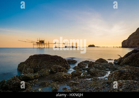 Punta Aderci, Vasto - Trabocchi Küste in den Abruzzen (Italien), Holzarchitektur am Meer bei Sonnenaufgang. Stockfoto