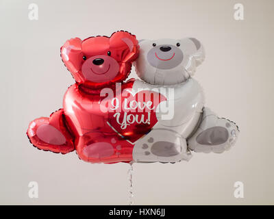 Ein Valentinstag-Bär-Ballon, der "I Love You" sagt :) Stockfoto