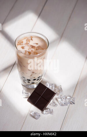 Luftblasentee. Hausgemachte Schokolade Milchtee mit Perlen auf Holztisch. Stockfoto