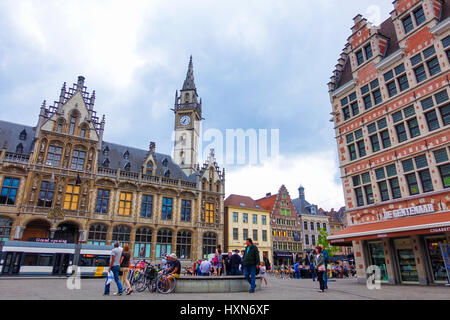 Gent, Belgien-Juni 12, 2016: Alte Postgebäude mit dem Uhrturm und mittelalterlichen Gebäude in der Altstadt von Gent Stockfoto