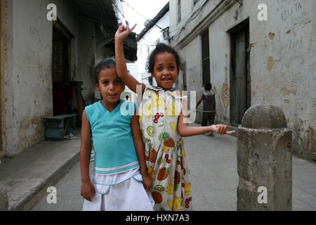 Stone Town, Sansibar, Tansania - 16. Februar 2008: Zwei unbekannte tansanische Mädchen 10 Jahre alt, steht in der Mitte die engen Gassen des alten Stockfoto