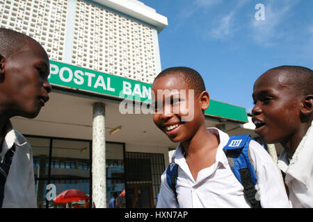 Dar Es Salaam, Tansania - 21. Februar 2008: drei schwarze afrikanische jungen ältere Schülern, die im Chat auf der Straße, im Zentrum Stadt. Stockfoto