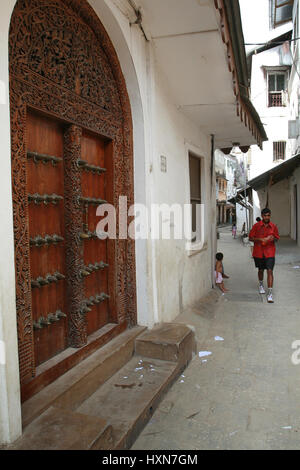 Zanzibar, Tansania - 16. Februar 2008: Vintage traditionellen geschnitzten Holztüren in den Häusern auf die engen Gassen der Altstadt. Stockfoto